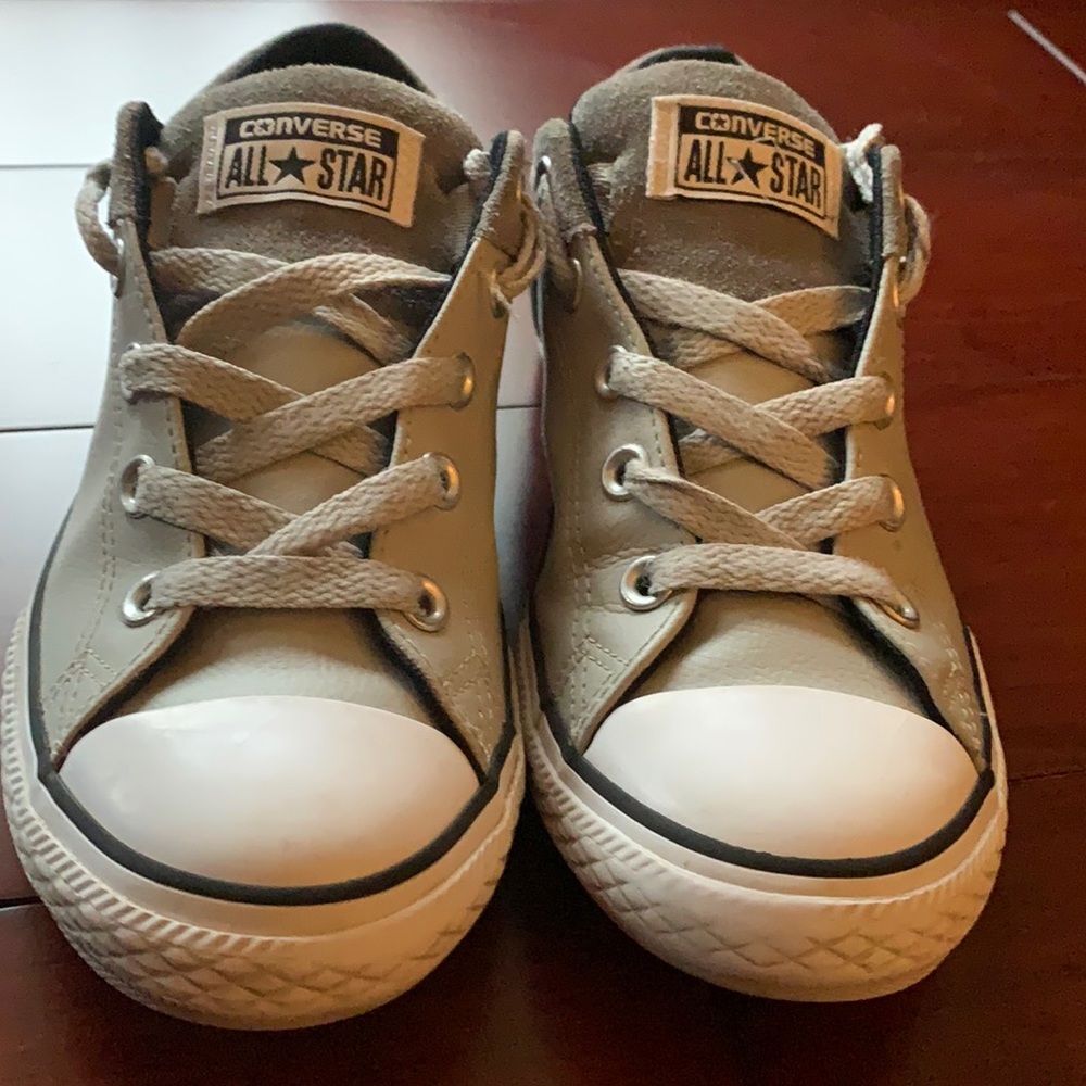 Youth Converse Allstar shoes size 4